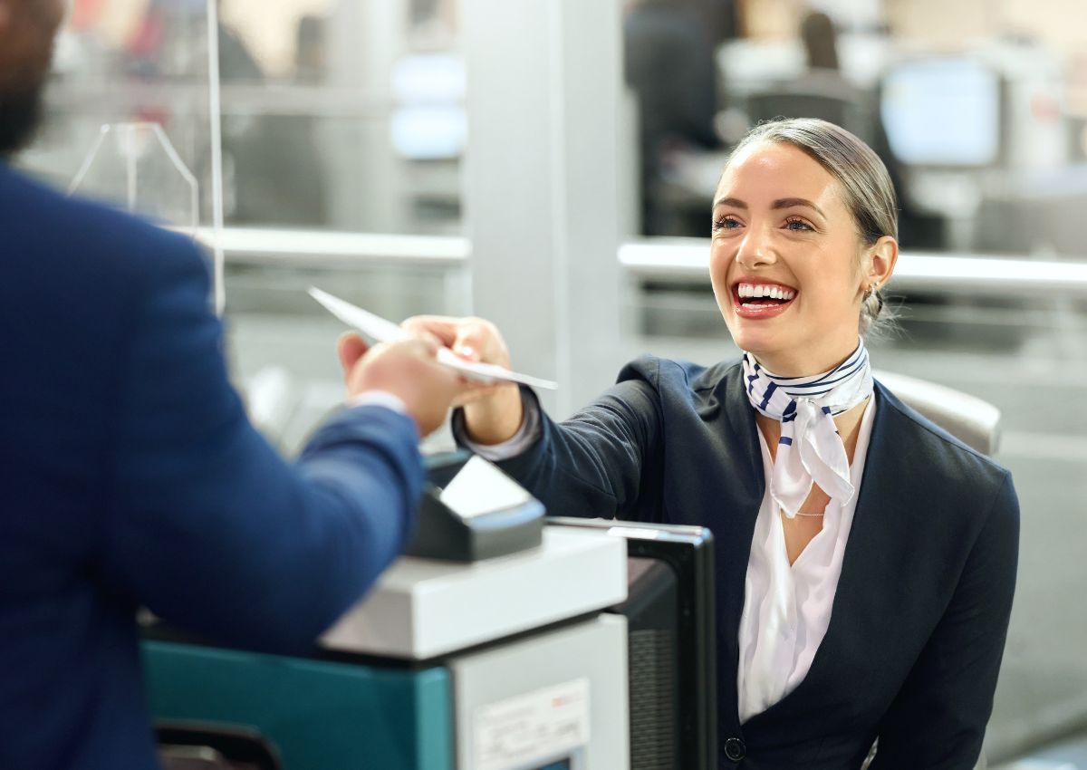 Flughafenmitarbeiter prüft den Reisepass eines Reisenden vor dem Abflug nach Japan