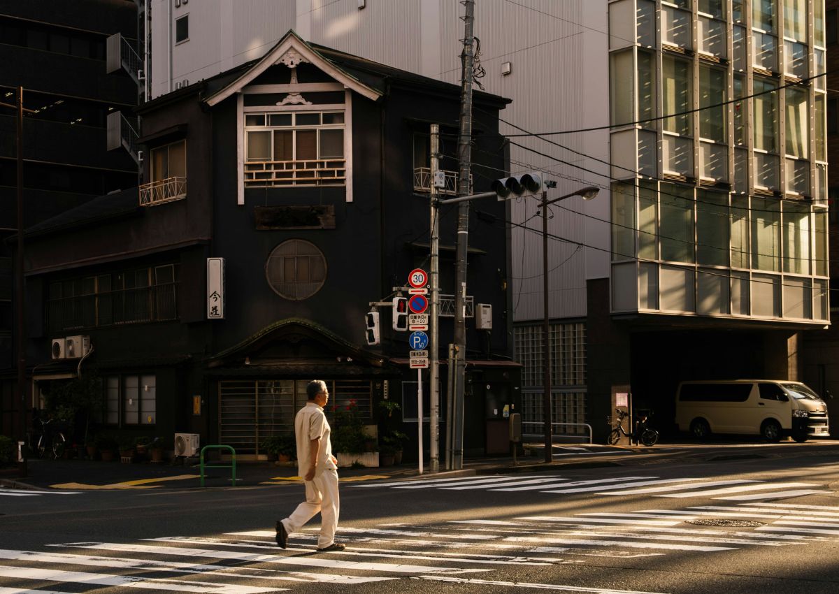 Straße in Jimbocho, Tokio, bei Sonnenuntergang