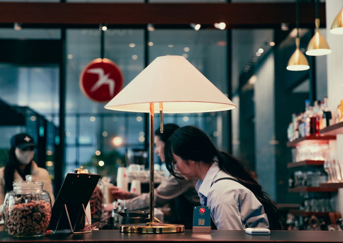Zwei Baristas bereiten hinter der Kaffeetheke im Fuglen Tokyo Getränke zu.