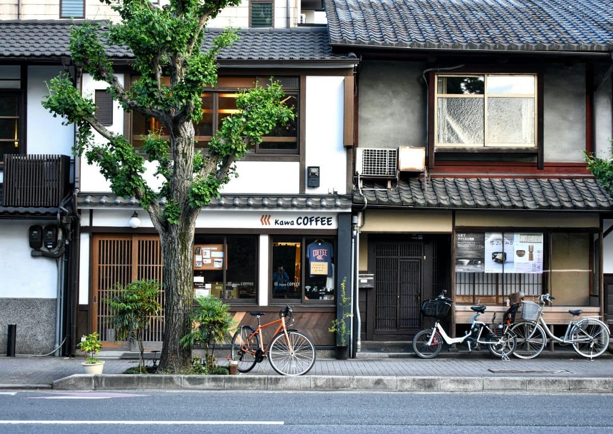 Fahrrad vor einem Kissaten in Tokio