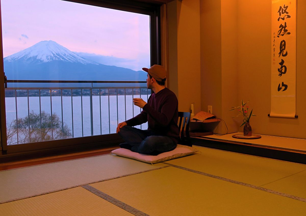 Ruhiger Küstenort in Japan mit traditionellen Häusern am Wasser