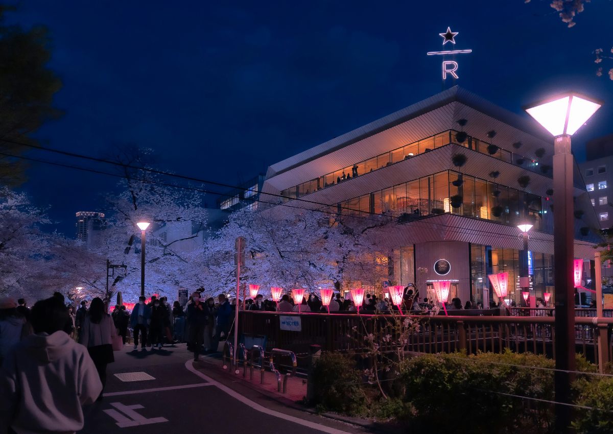 Außenansicht der Starbucks Reserve Roastery im Frühling in Nakameguro, Tokio