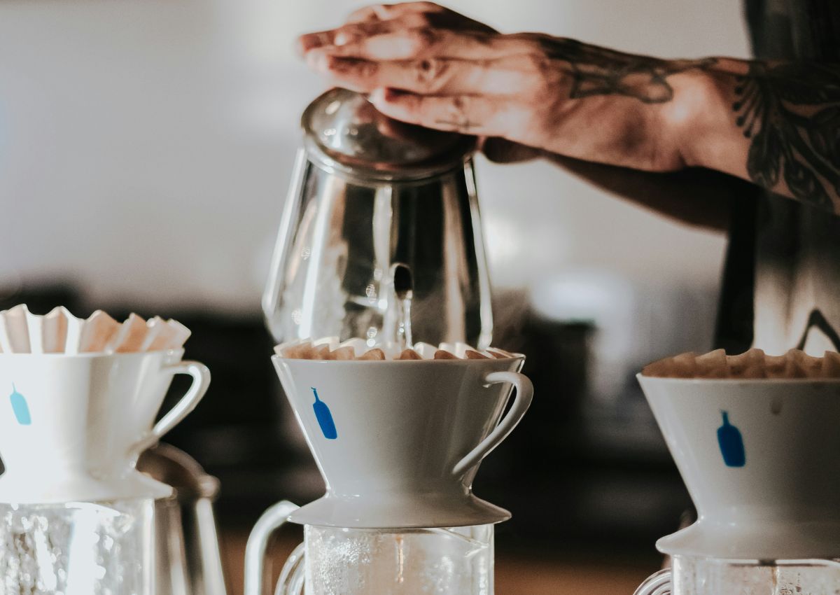 Zubereitung von Pour-over-Kaffee mit Papierfilter bei Blue Bottle Coffee