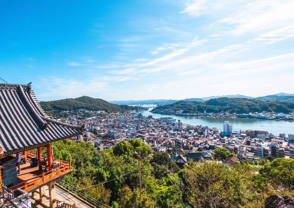 Panoramablick auf die Küstenstadt Onomichi