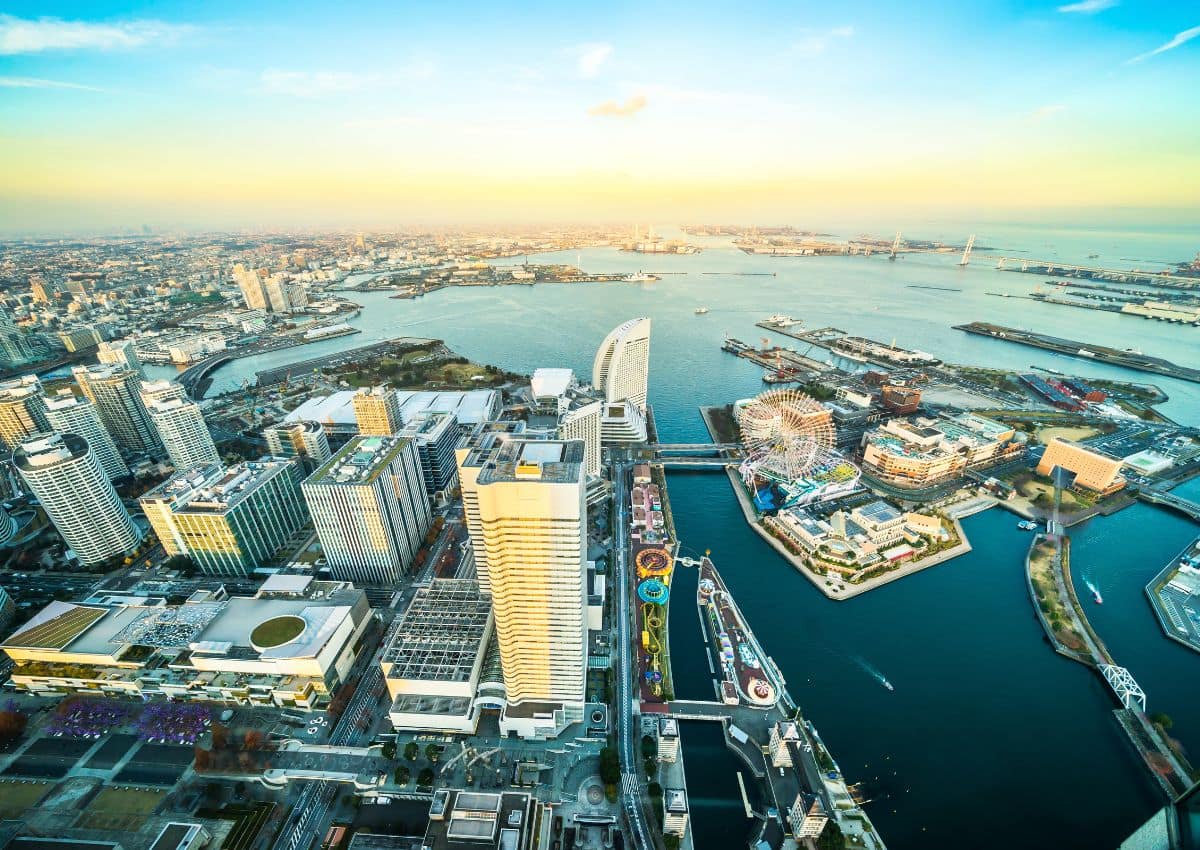Luftaufnahme von Yokohamas Stadtteil Minato Mirai