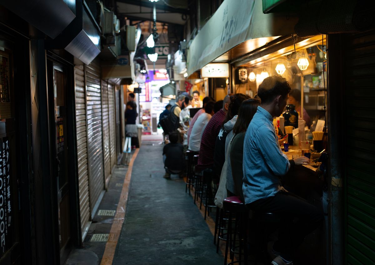 Izakaya in kleiner Gasse in Tokio