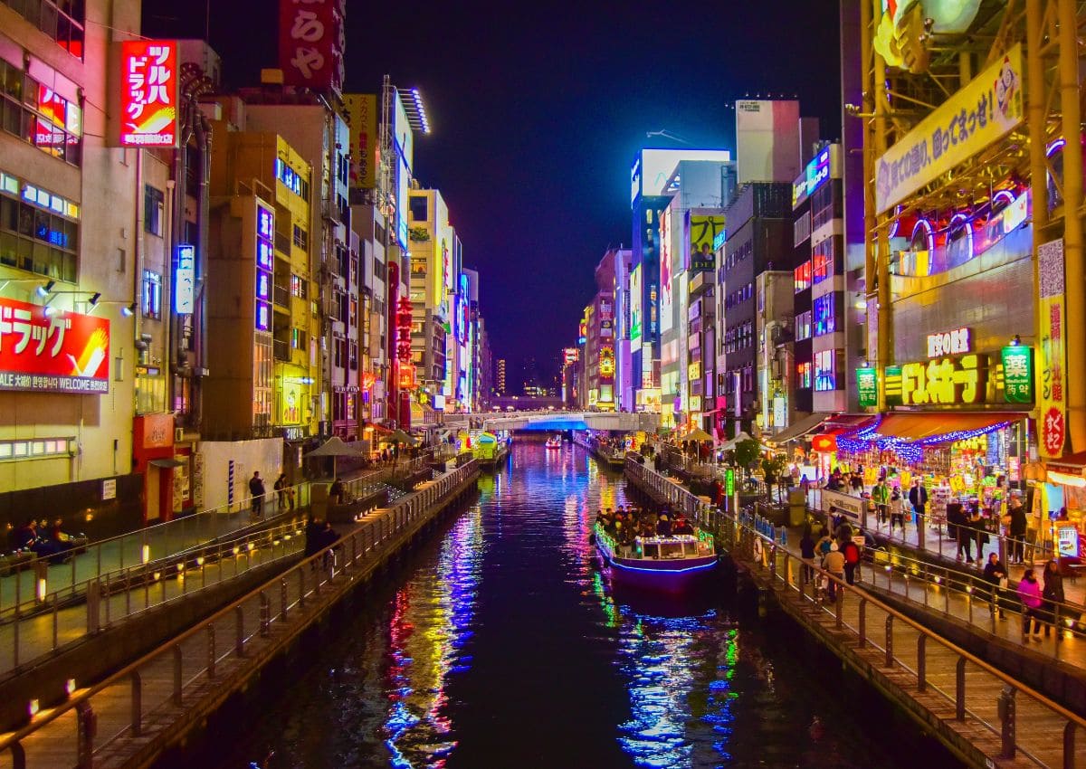 Nachtansicht der Straße in Japan