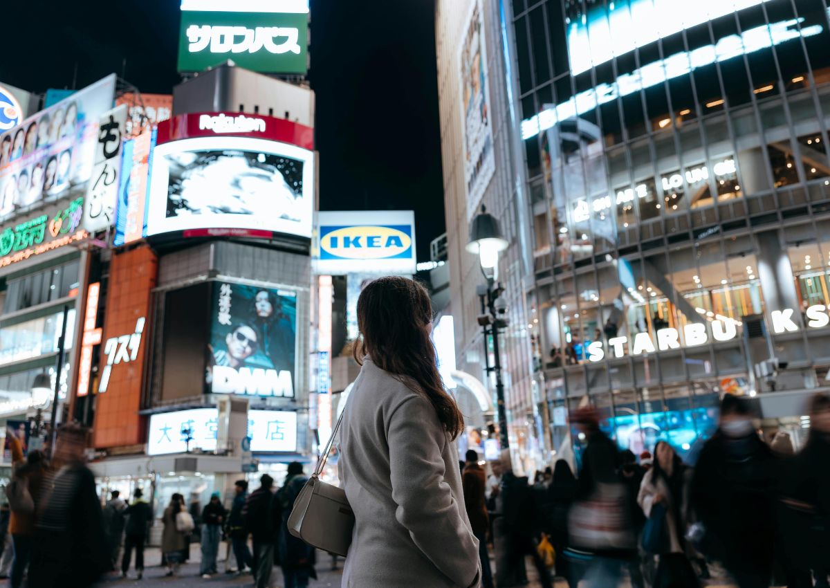 Mädchen auf dem Shibuya Crossing, Tokio