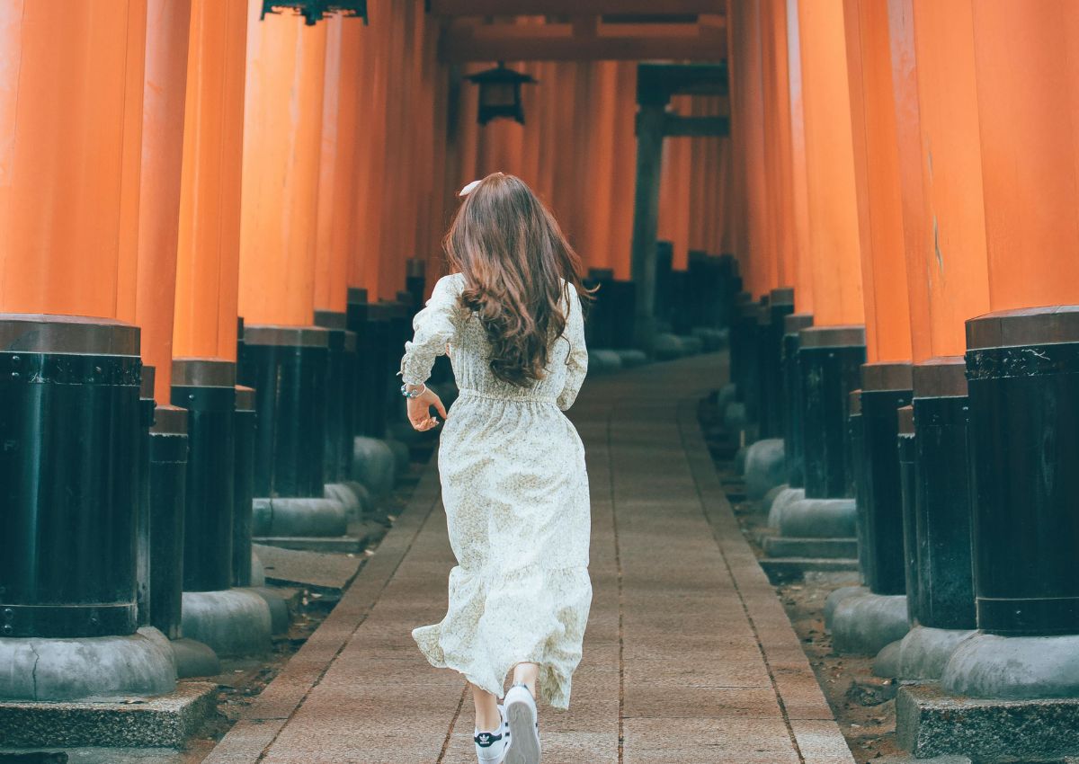 Rennendes Mädchen am Fushimi Inari shrine, Kyoto
