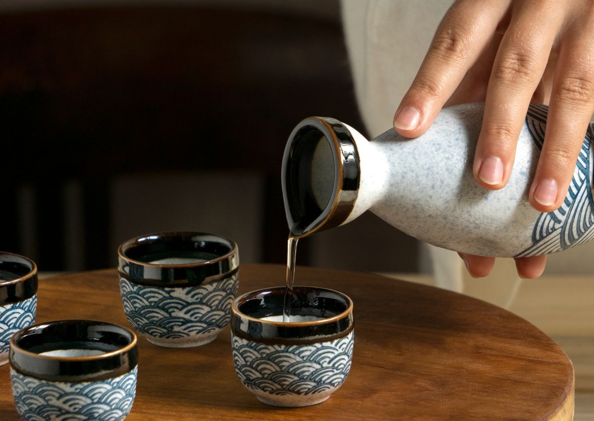 Japanischer Sake wird ausgeschenkt