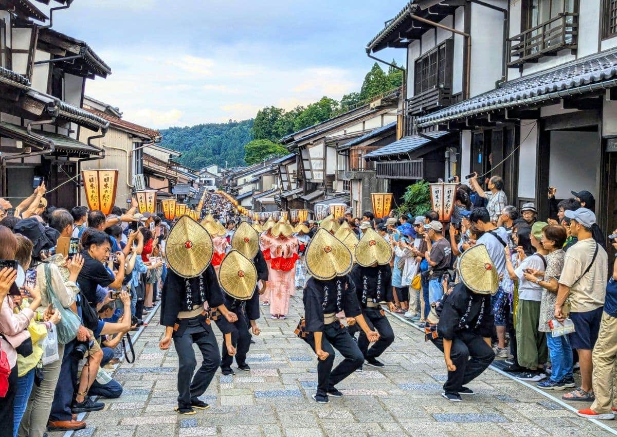 Tänzer ziehen durch Yatsuo Town, Toyama, Japan