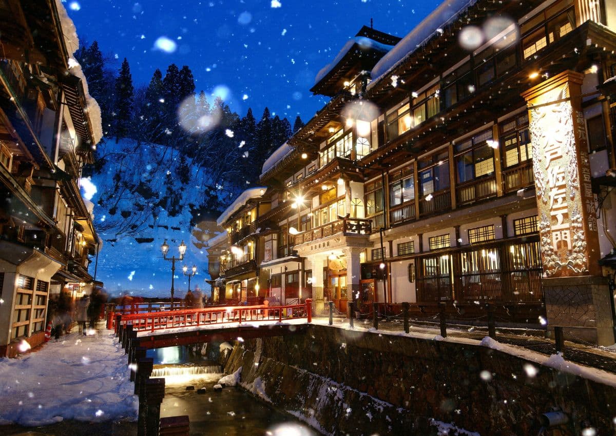 Verschneite Nacht in Ginzan Onsen