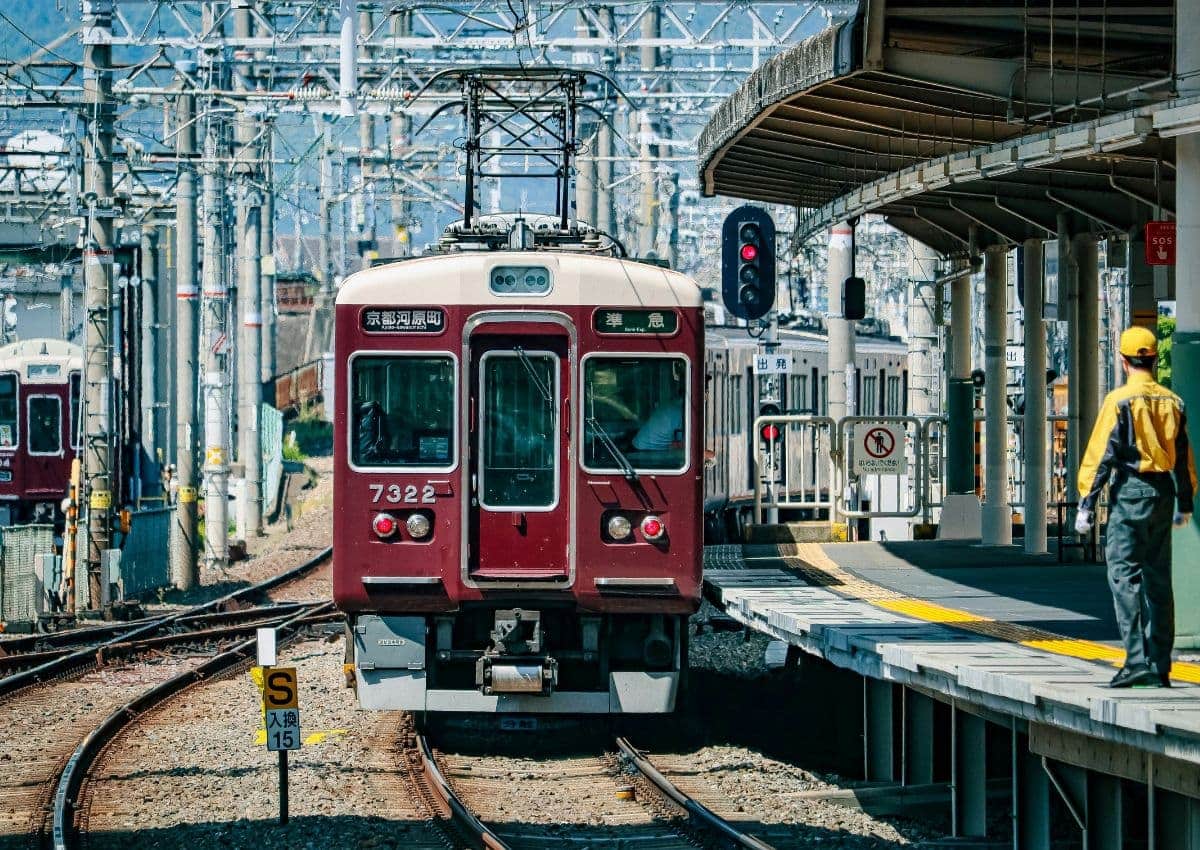 Zug in Kyoto, Japan – typische Bahnreise durch die historische Hauptstadt