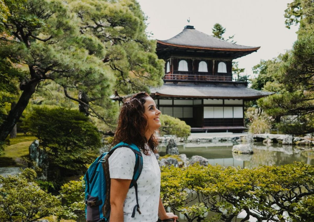 Frau am Ginkakuji-Tempel in Kyoto