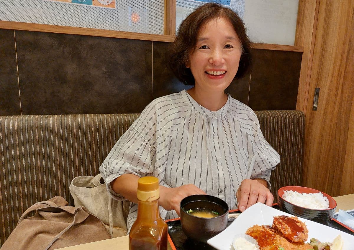 Unsere Reiseleiterin genießt die japanische Küche