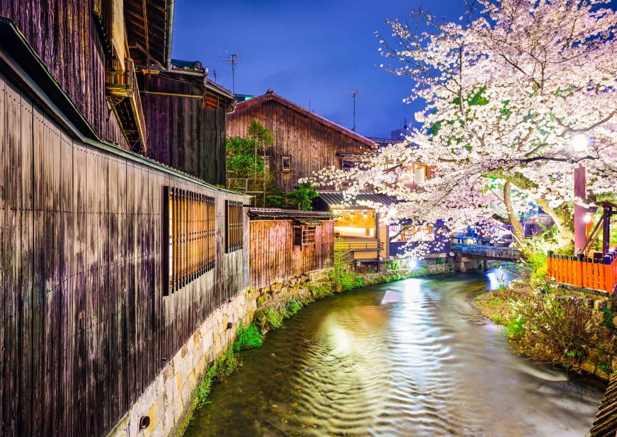 Kyoto, Japan am Shirakawa-Fluss im Gion-Viertel bei Abendstimmung
