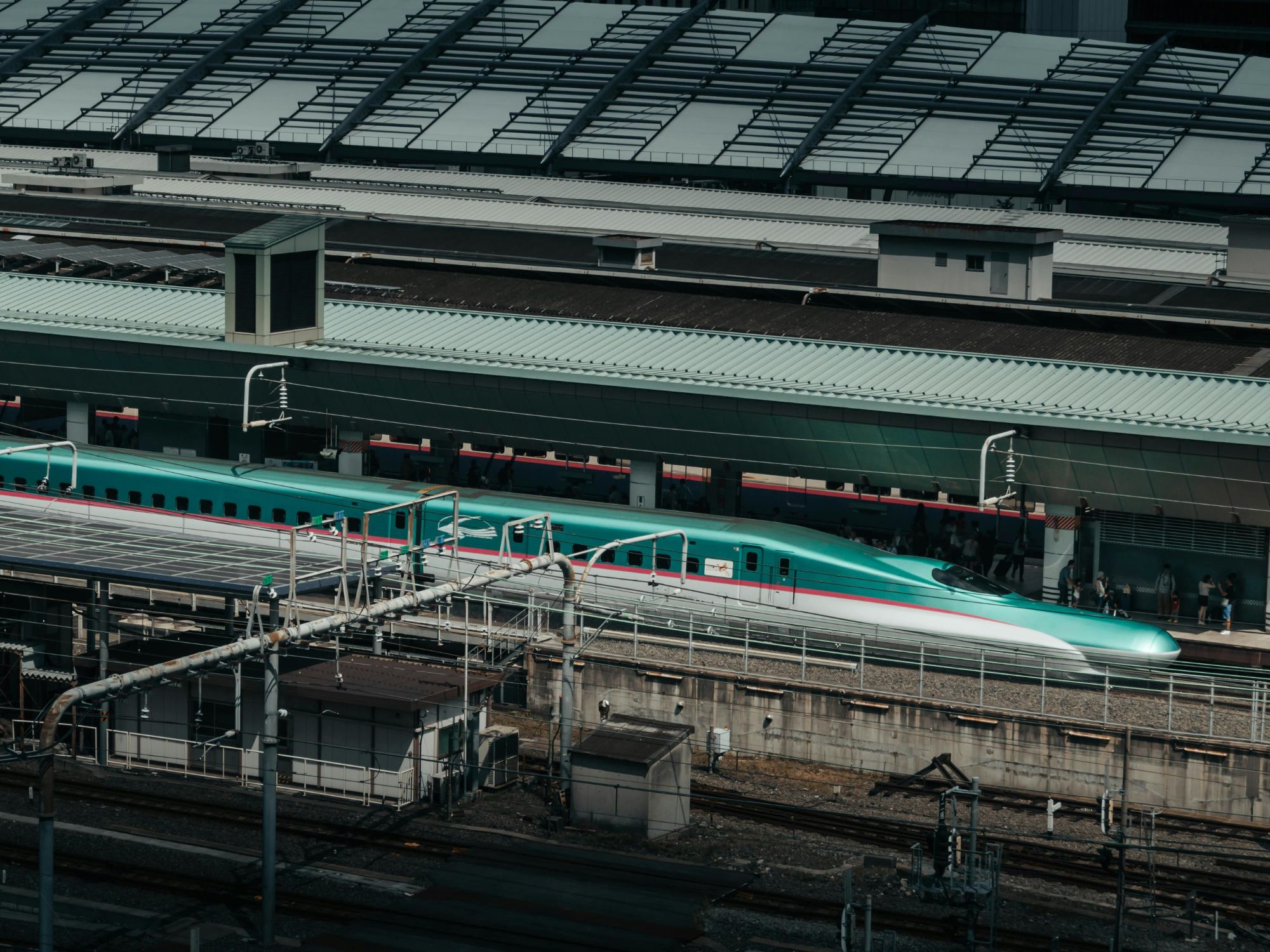 Ein Shinkansen-Hochgeschwindigkeitszug am Bahnhof in Japan