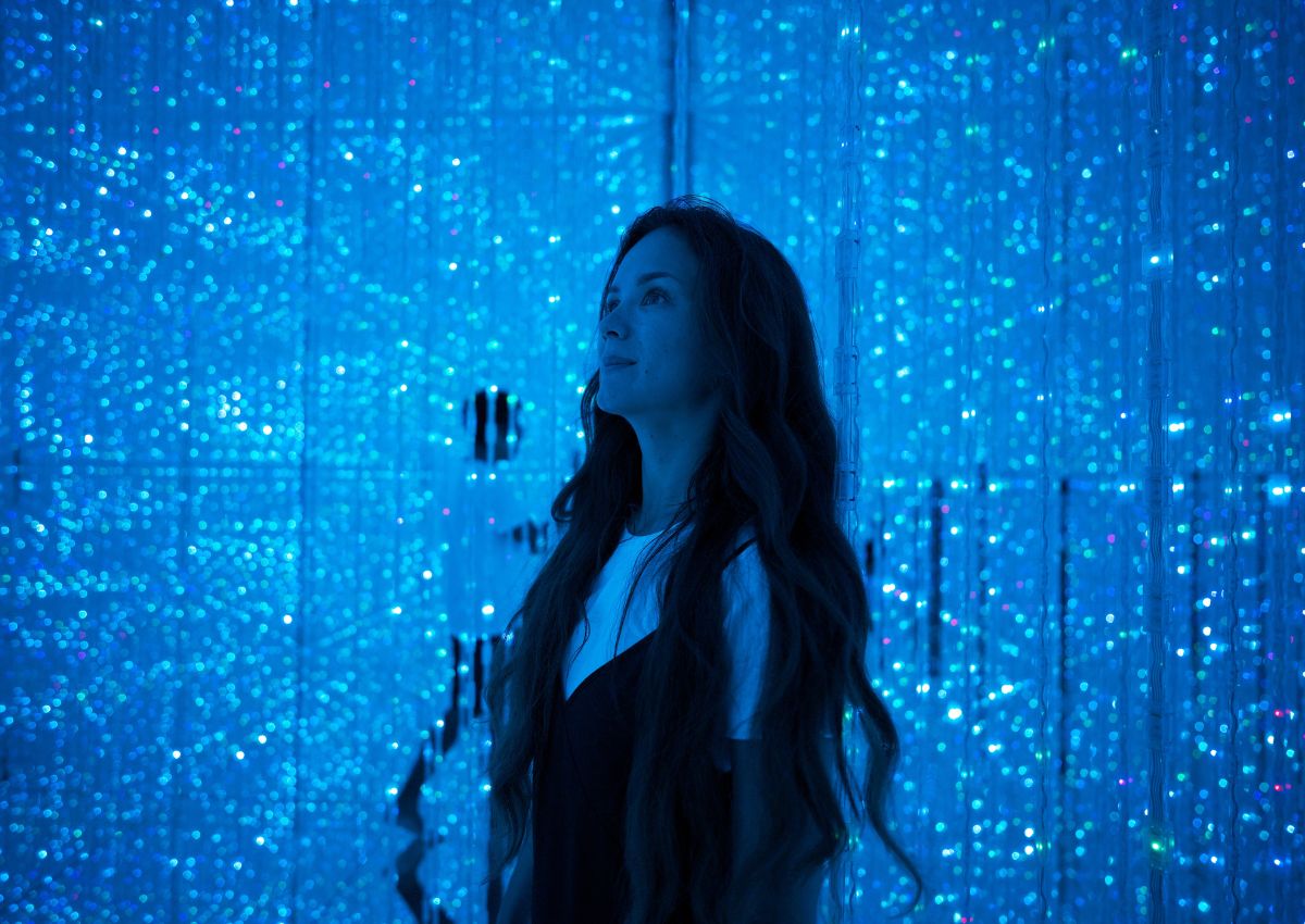 Eine Frau in der teamLab Ausstellung, Japan