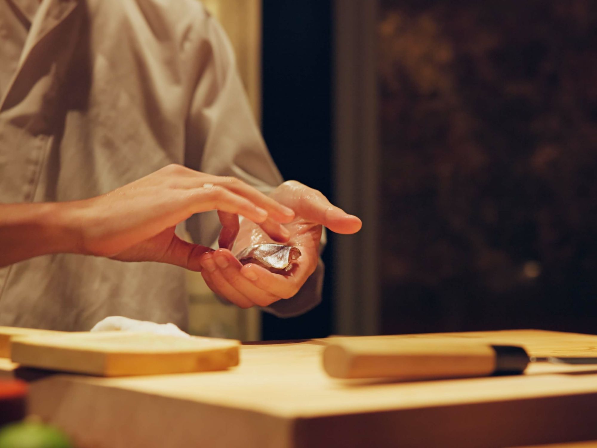Sushi-Meister bei der Zubereitung von Sushi