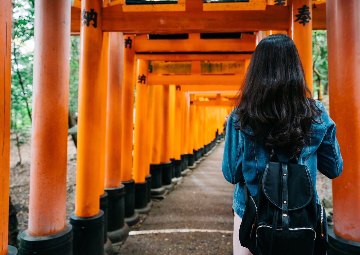 Frau am Fushimi-Inari-Schrein