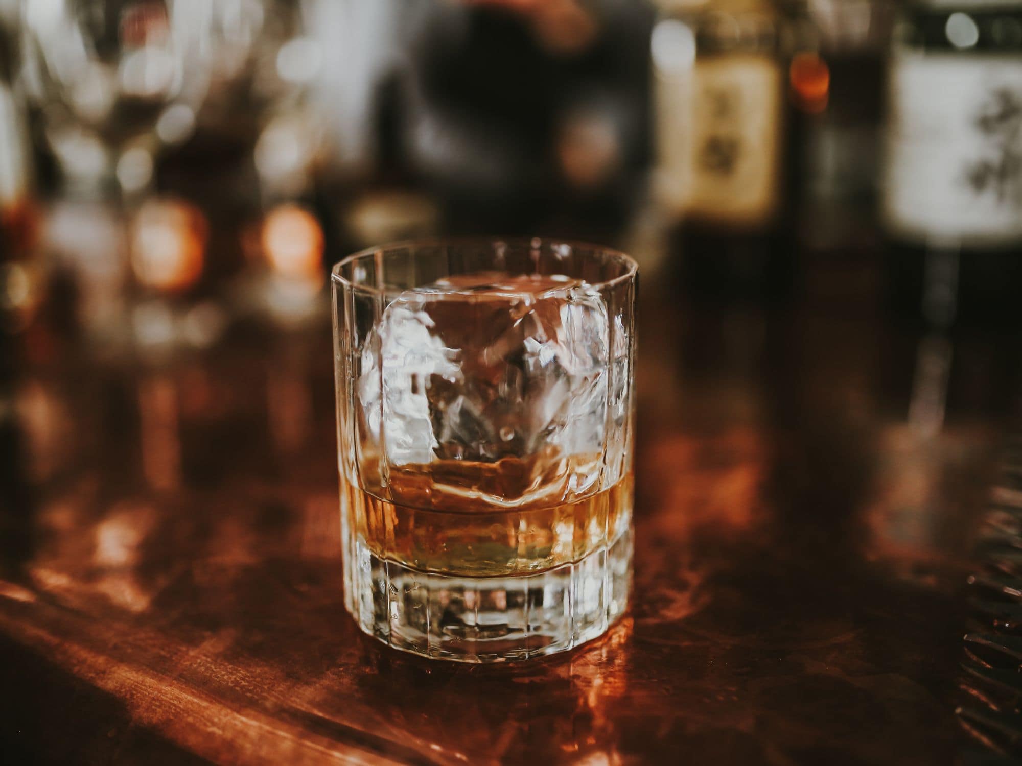 Cocktail mit japanischem Whisky und Eiswürfeln in einer Bar in Tokio