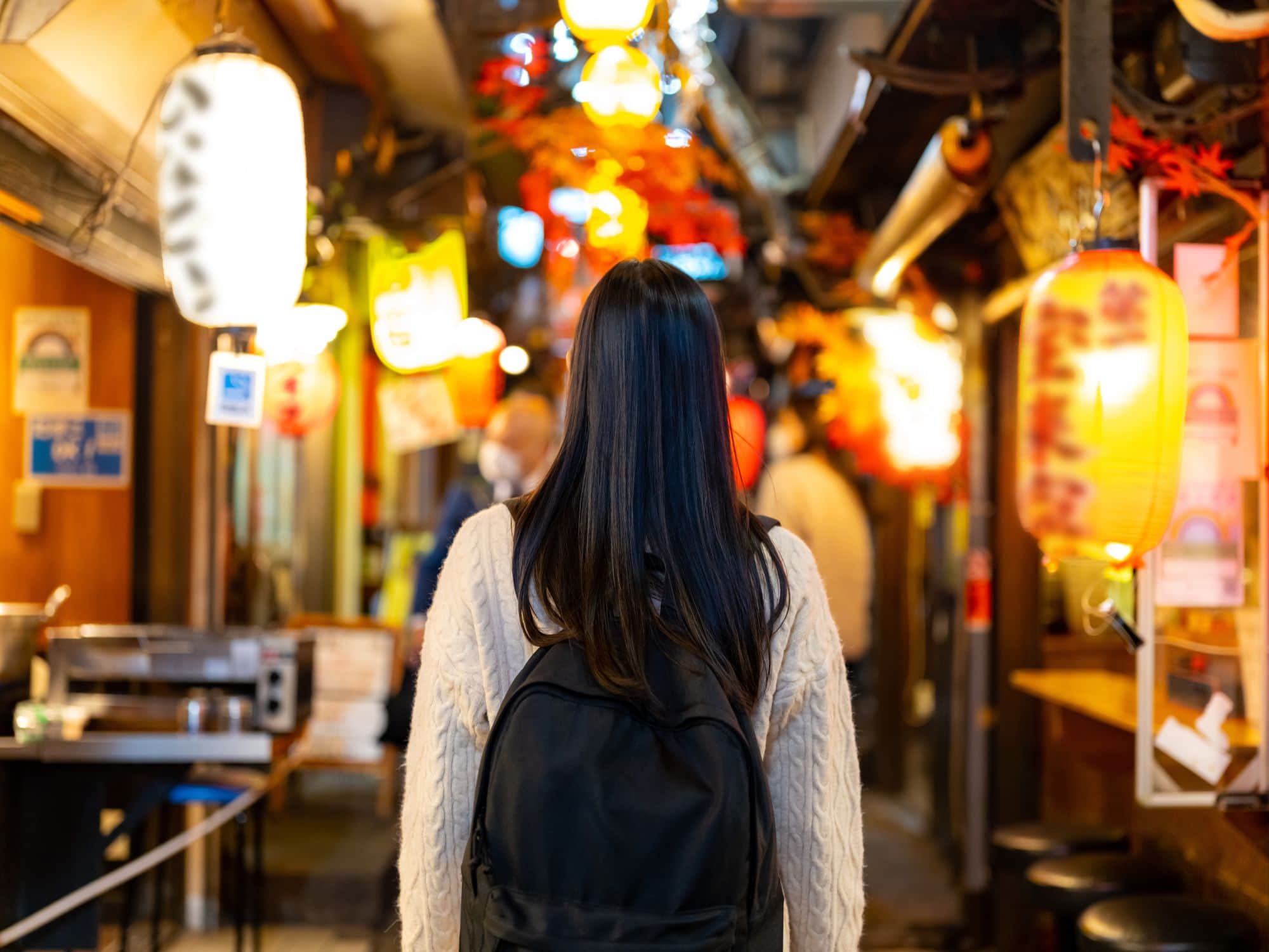 Frau in einer Gasse in Tokio