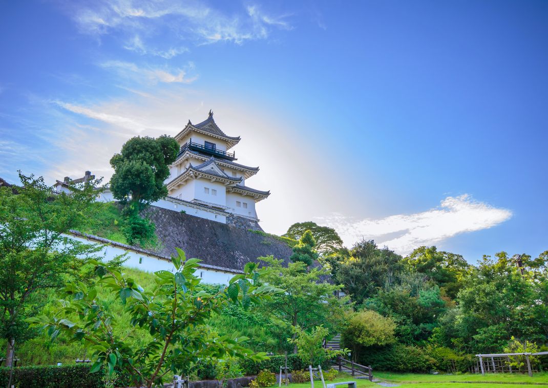 Die Burg Kakegawa erhebt sich vor blauem Himmel, Shizuoka, Japan.