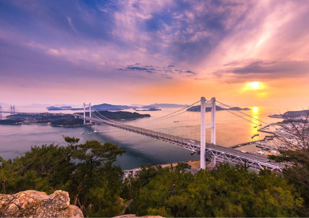 Shimanami Kaido-Brücke, die Shikoku und Honshu verbindet