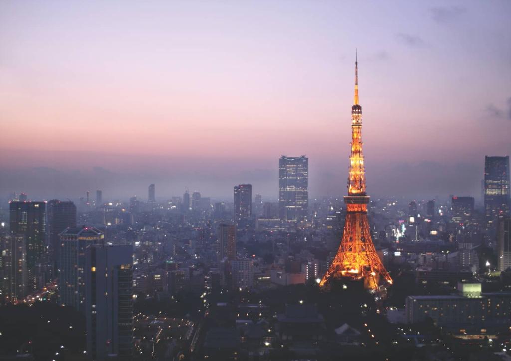 Tokyo Tower bei Nacht beleuchtet