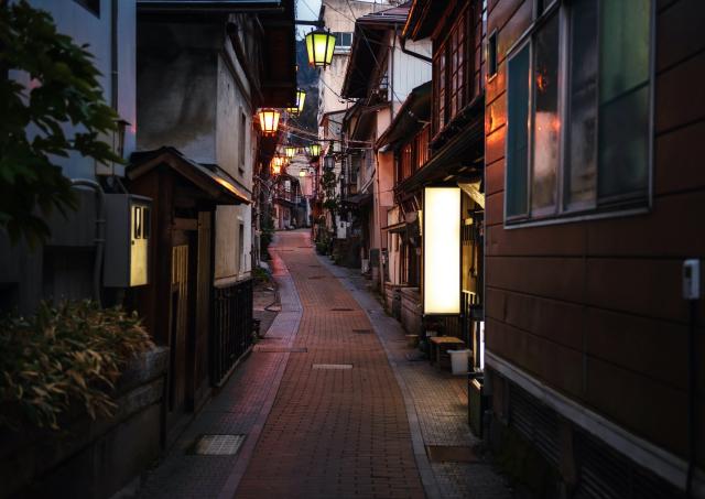 Die Seitenstraßen von Shibu Onsen bei Nacht
