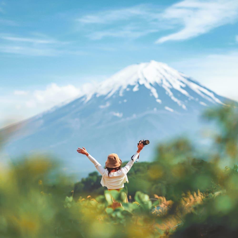 Frau vor dem Kawaguchi-See, Mt. Fuji, Japan