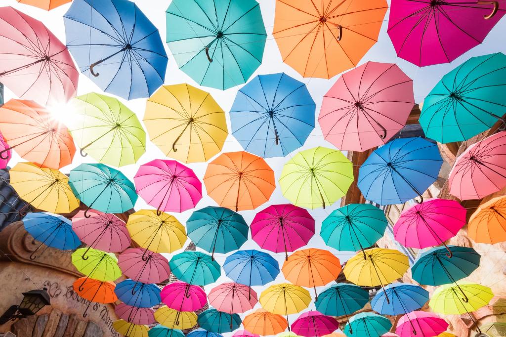 Bunte Regenschirme im Everland Resort