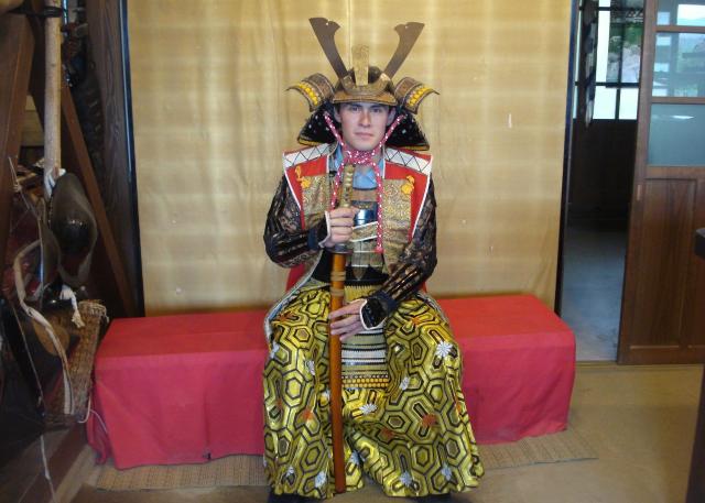 In voller Samurai-Montur in Saiko Iyashi-no-Sato Nenba – einem traditionellen Dorf am Saiko-Sen
