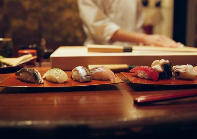 Sushiteller, der gerade vom Chefkoch im Restaurant zubereitet wird