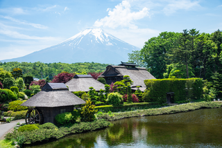 Blick auf den Oshino Hakkai mit dem Mount Fuji 