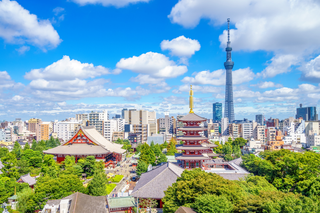 Der Sensoji-Tempel mit Tokyo Skytree im Hintergrund, Asakusa 