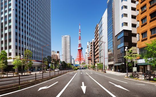 Straße vom Tokyo Tower in Shiba Koen, Minato, Tokyo, Japan