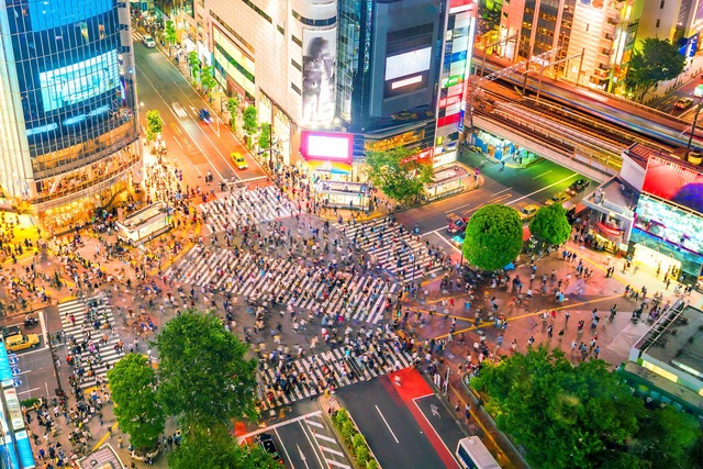 Fußgänger an der berühmten Shibuya-Kreuzung, Tokio