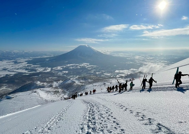  Skifahrer und Snowboarder im verschneiten Niseko auf Hokkaidō, Japan