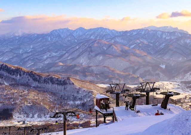 Sonnenuntergang über dem Skigebiet Hakuba im Winter, Nagano, Japan