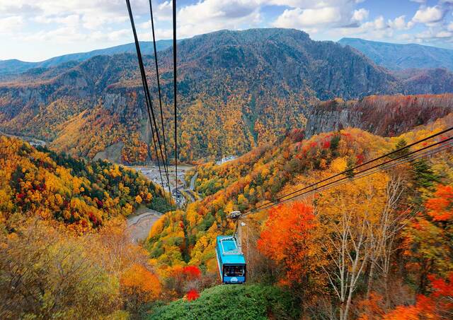 Kurodake-Seilbahn im Herbst