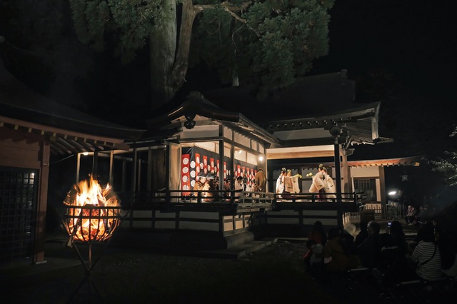 Nō-Aufführung bei Nacht