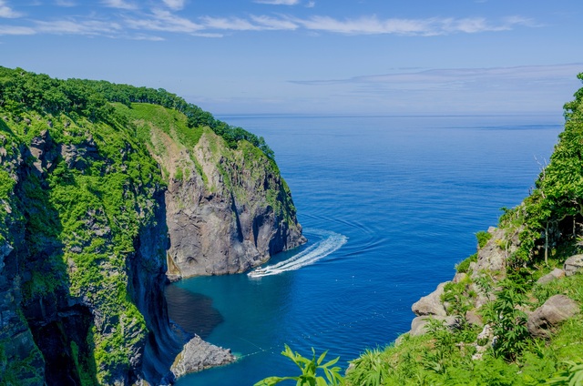 Boot auf dem Meer bei Shiretoko