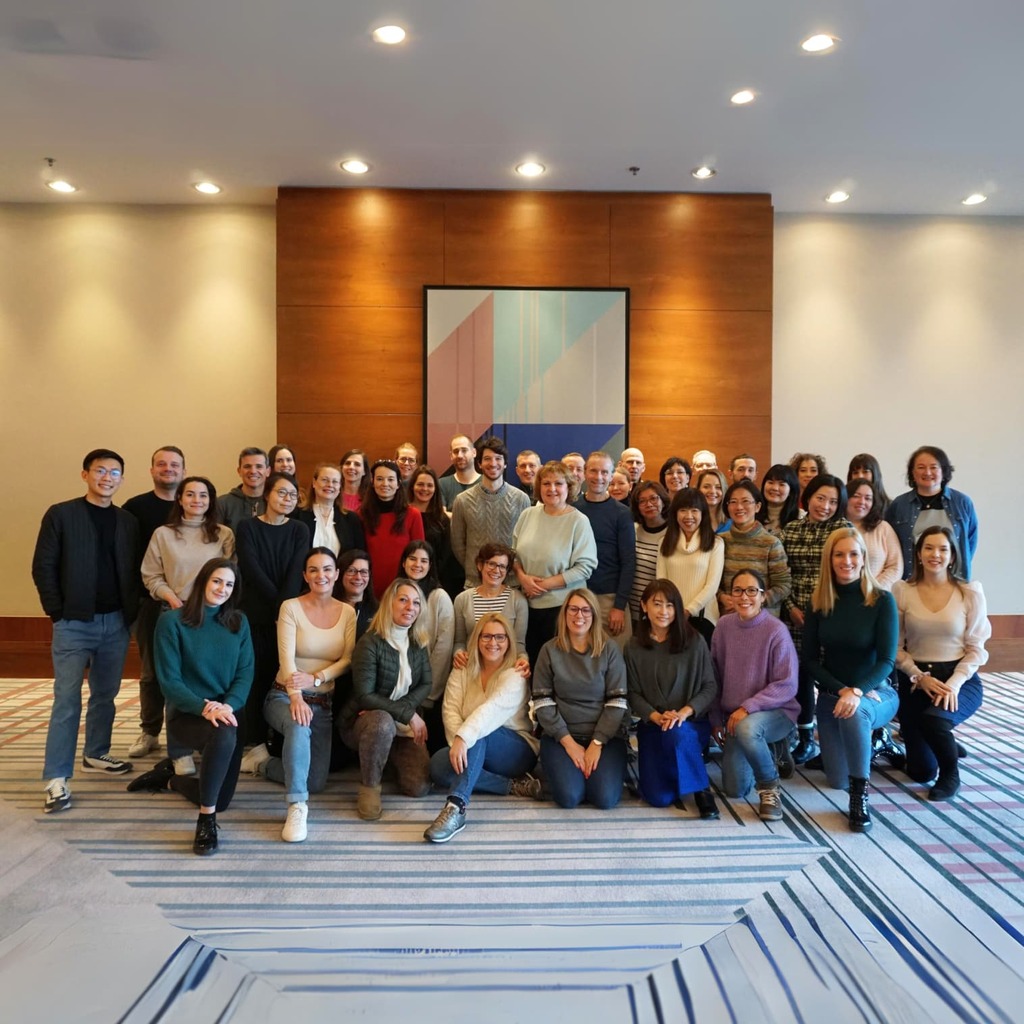 Gruppenfoto des Teams der Japanspezialisten, die gemeinsam lächeln.