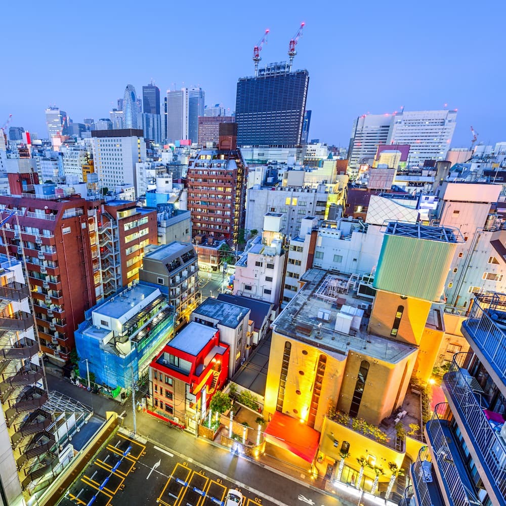 Shinjuku, Tokio, Japan Stadtbild in der Dämmerung