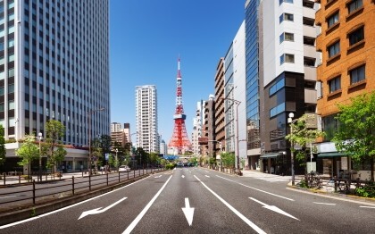 Straße vom Tokyo Tower in Shiba Koen, Minato, Tokyo, Japan
