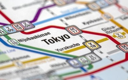 Karte des Tokioter U-Bahn-Netzes mit Zuglinien und Stationen