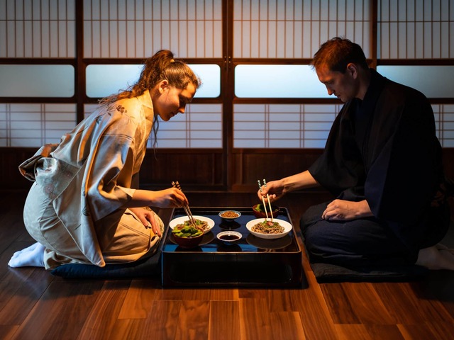 Ein Paar isst japanisches Essen in einem traditionellen Raum