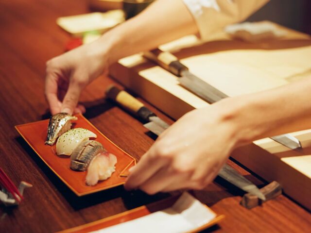Sushi wird in einem Restaurant serviert