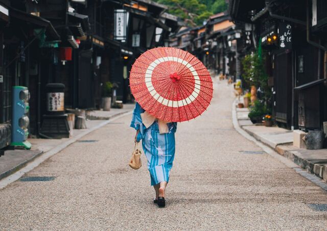 Ein Mädchen im Kimono erkundet Naraijuku, Japan